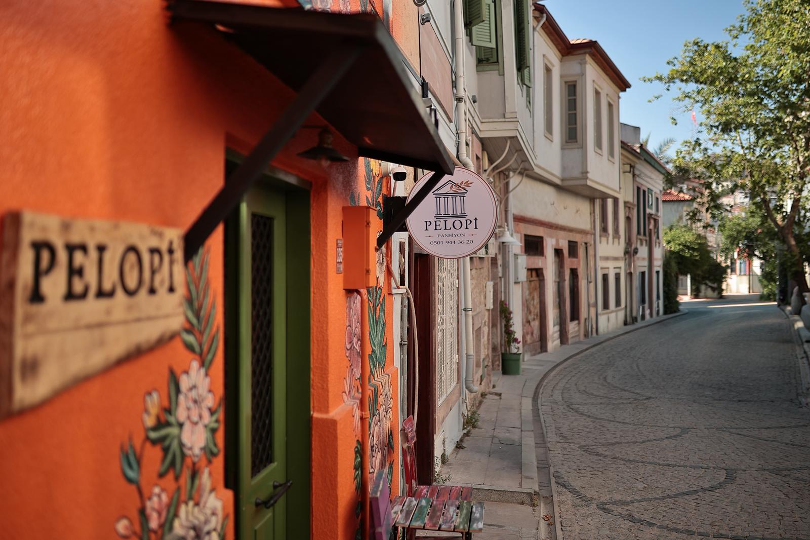 Pelopi Ayvalık pansiyon taş duvarlı otantik iç mekan ve şık dekorasyon