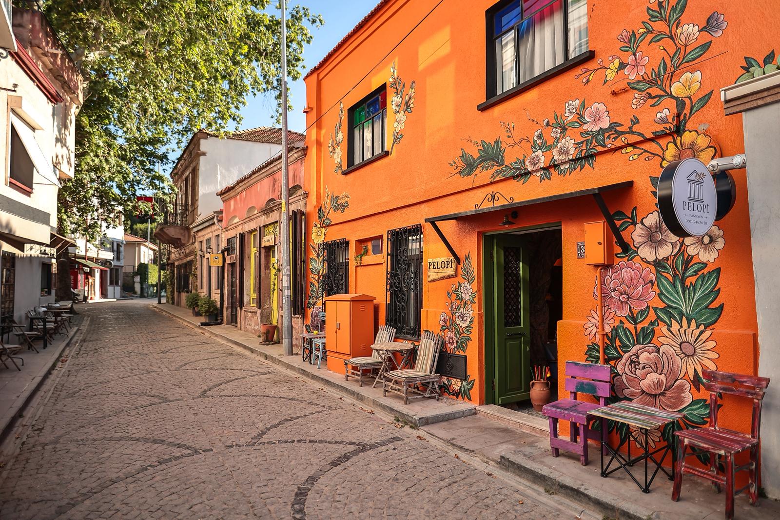Ayvalık butik konaklama Pelopi huzurlu iç avlu ve bahçe keyfi