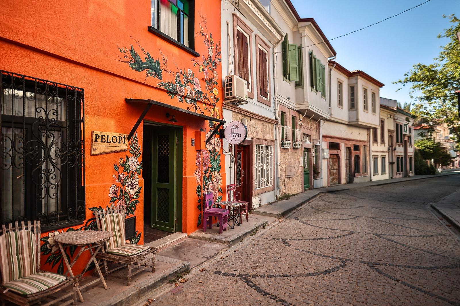 Pelopi Ayvalık merkez pansiyon Ege konseptli dinlenme alanı